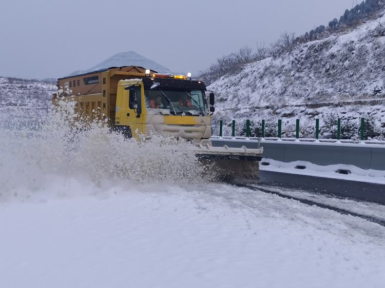 除雪撒布车除雪中.png 除雪撒布车除雪中.png