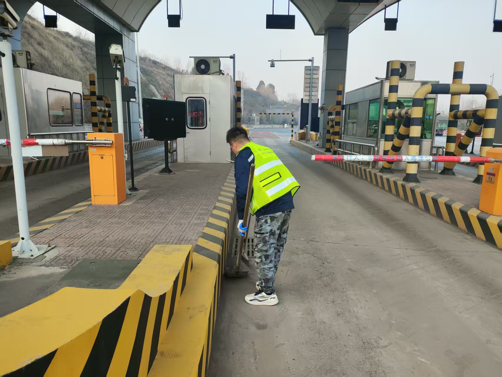 清理车道.jpg 清理车道.jpg